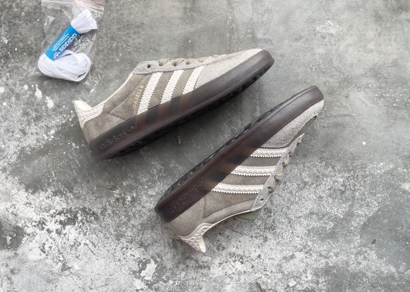 Adidas Sneakers